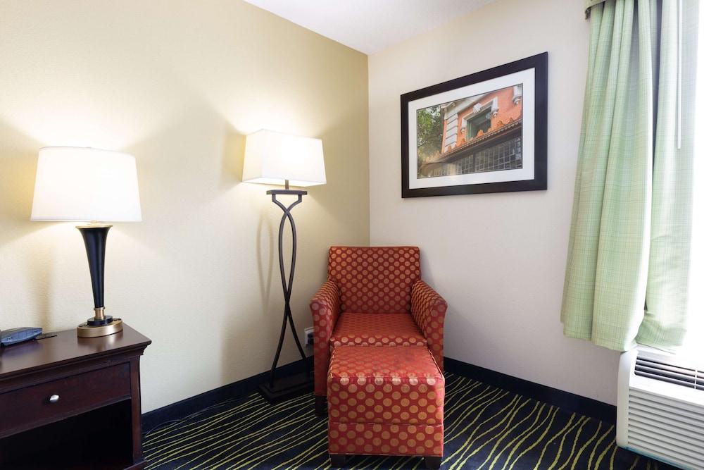 Hampton Inn Columbia I-26/Harbison Blvd Exterior photo